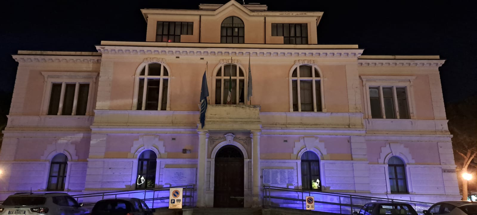 Diritti dell'Infanzia e dell'Adolescenza, il palazzo comunale si è illuminato di blu