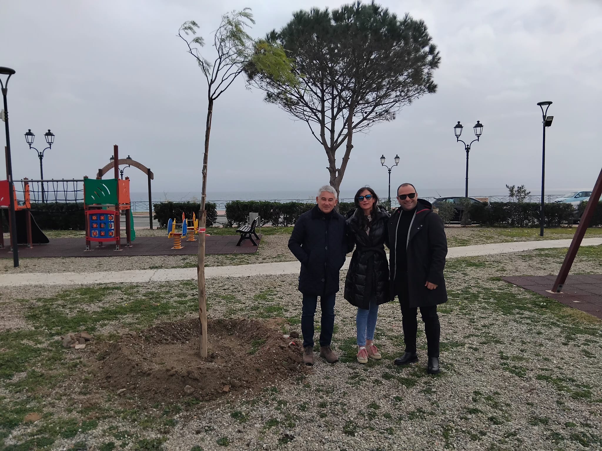 Area fitness sul lungomare, piantati la siepe e nuovi alberi