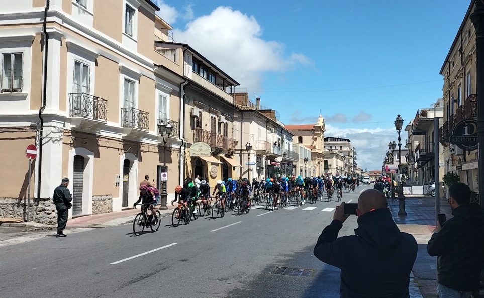 Entusiamo a Siderno per il passaggio del Giro Ciclistico della Città Metropolitana di Reggio Calabria 